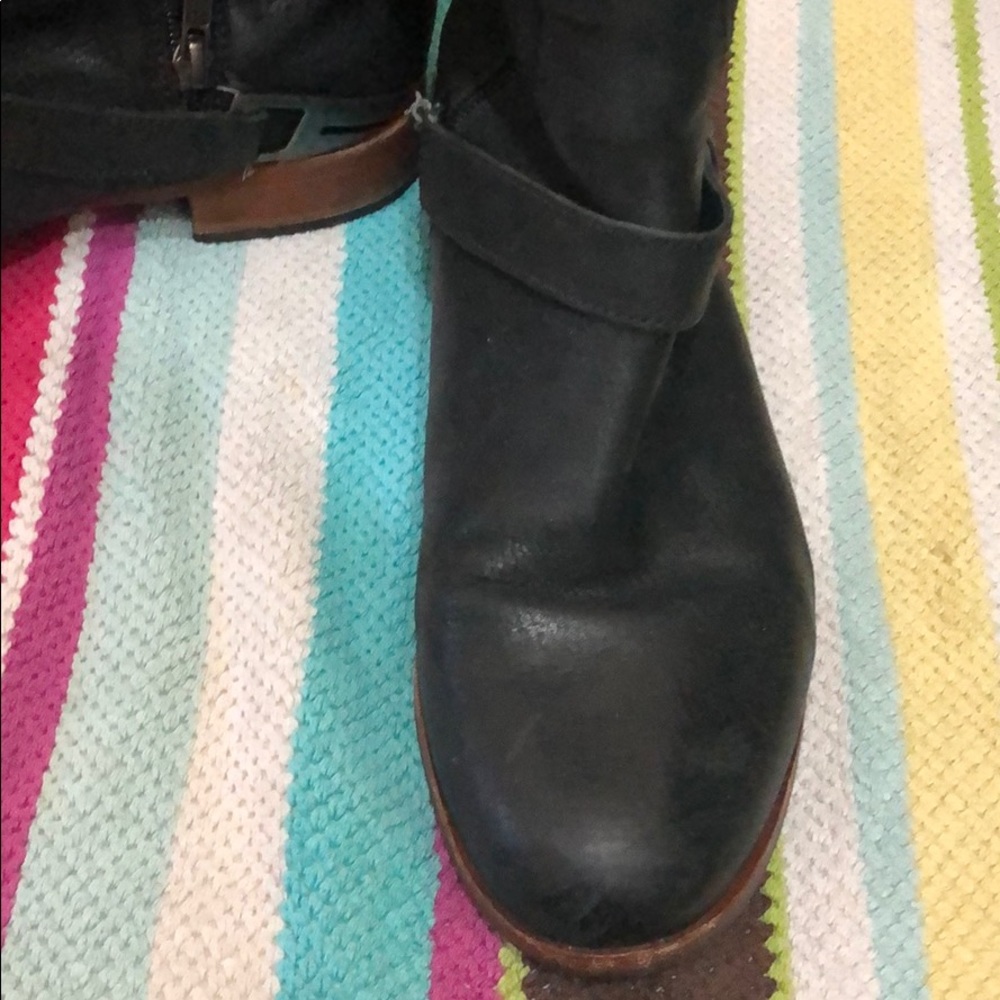 Black leather Ugg’s Size 10